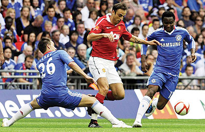 Chelsea's Terry and Mikel challenge Manchester United's Berbatov during an English Community Shield match at Wembley Stadium. Net photo.