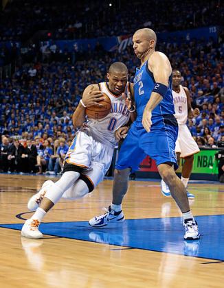 Russell Westbrook of the Oklahoma City Thunder tries to drive on Jason Kidd of the Dallas Mavericks. Net photo.