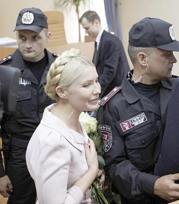 Ukraineu2019s former Prime Minister Yulia Tymoshenko (C) attends a court session in Kiev July 6, 2011.  Net photo.