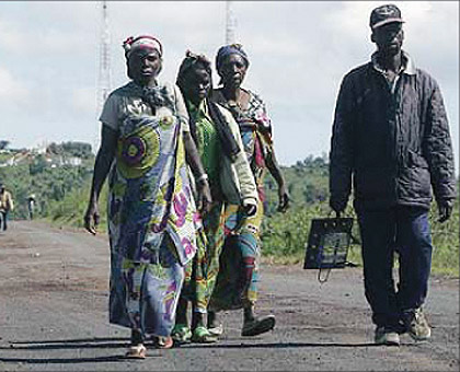 A typical scene in Africa ... Refugees from DRC seeking shelter in Uganda recently. Net photo.