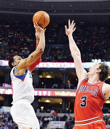 Andre Iguodala of the Phailadelphia 76ers takes a jump shot over Omer Asik of the Chicago Bulls in Game Six of the Eastern Conference Quarterfinals. Net photo.