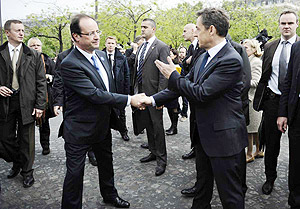 Newly elected  French President Francois Hallande (L) with his defeated predecessor Nicholas Sarkozy. Net photo.