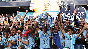 Vincent Kompany lifts the Premier League up high as Manchester City are crowned champions. Net photo.
