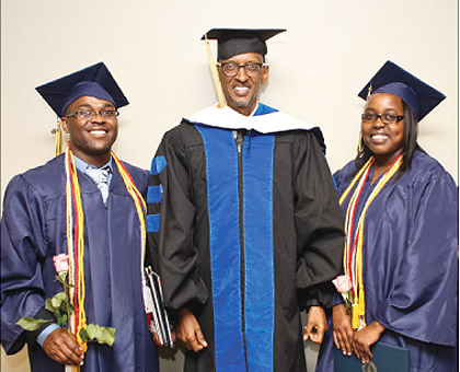 President Kagame with some of the Rwandan students who graduated from the William Penn University in Iowa, US, on Saturday. The President also recieved an Honorary Doctorate from the University. The New Times / Village Urugwiro. 