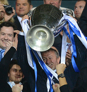 Chelseau2019s Russian owner Roman Abramovich holds the trophy. Net photo.