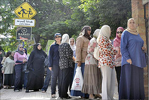 Egyptians voters wait to queue at a polling station. Egyptians went to polls on Wednesday morning to elect a new president after the fall of ex-President Hosni Mubarak last year. Net photo.