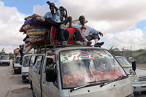 Vehicles carrying people flee Al-Shabaab held area on the outskirts of the Somalia capital, Mogadishu. Net photo.
