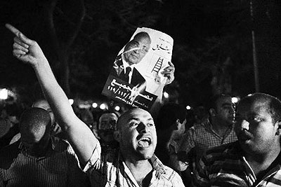 Supporters express their anger outside the ransacked headquarters of presidential candidate Ahmad Shafiq in Cairo May 28, 2012. Net Photo .