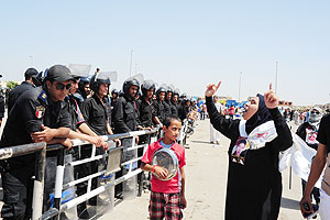 Egyptians participate in an anti-Mubarak protest outside the Police Academy in Cairo, capital of Egypt, June 2, 2012.  Xinhua.