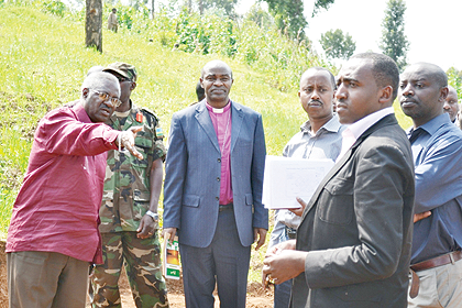 Minister Gatsinzi (L) inspects the Kigeme camp. Looking on is Nyamagabe District mayor Philbert Mugisha (R) and other officials. The New Times/JP Bucyensenge.
