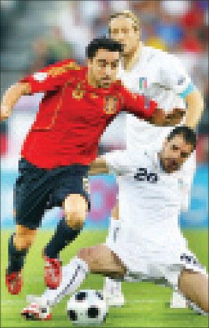 Spain's midfielder Xavi is challenged by Italy's defender Bonero during the last meeting between the two team in an international friendly, which Italy won 1-0. Net photo.