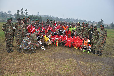 Seniors officers of the Uganda Peopleu2019s Defence Forces and the delegation of Rwanda Defence Forces pose for a picture with APR and Simba players before their friendly game on Saturday, June 9, in Mbarara, Uganda. The New Times/Courtesy. 