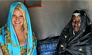 International superstar Jessica Simpson visits a woman who was force-fed. Net photo.