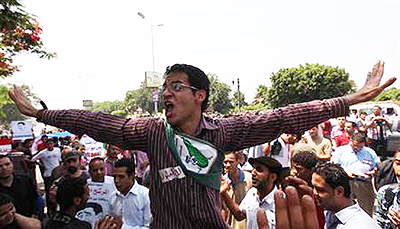 A protester shouts slogans during a demonstration against presidential candidate Ahmed Shafik, ousted leader Hosni Mubaraks last prime minister, outside the Supreme Constitutional Court in Cairo.  / Net photo