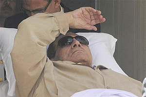 Mubarak was said to have been placed on a respirator before being moved to a hospital. Net Photo.