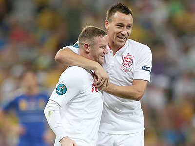 Wayne Rooney (L) celebrates with John Terry after scoring England's winner against Ukraine. Net photo.