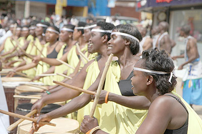 Female drummers also took part in the festival wearing beautiful Rwandan traditional dresses. Net photo