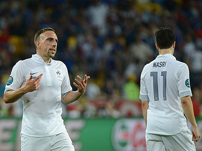 Ribery (L) and Samir Nasri were frustrated after France were beaten 2-0 by Sweden in the final group game. Net photo.
