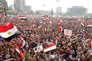 Tens of thousands of people flocked to Tahrir Square on Sunday to celebrate Morsiu2019s victory. Net photo