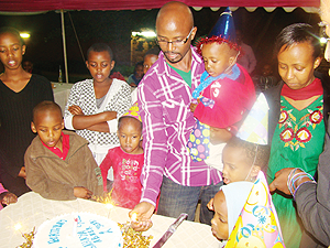 Cyusau2019s Dad (L) and mummy (R) help him to cut the cake.
