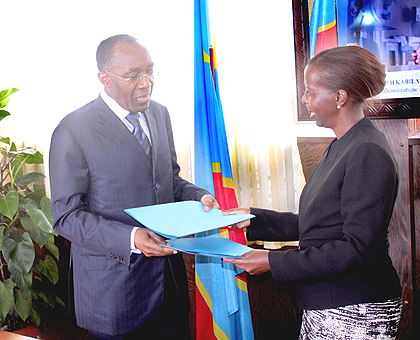 Foreign minister Louise Mushikiwabo (R) and her Congolese counterpart Raymond Tshibanda exchange files in Kinshasa last week. The New Times  / Courtesy. 
