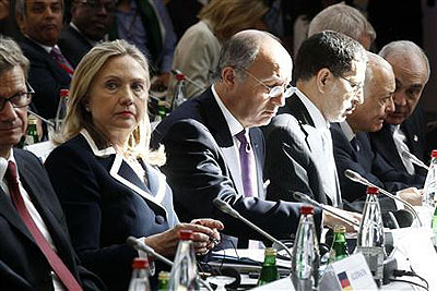 U.S. Secretary of State Hillary Clinton (2nd L) and Franceu2019s Foreign Affairs Minister Laurent Fabius (C) attend the third meeting of the Friends of Syria group in Paris July 6, 2012. Net photo.
