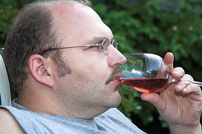 Many alcaholics fail to liberate themselves from the vice despite its dangers. Net Photo.