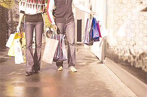 A couple holding shopping bags. Net photo.