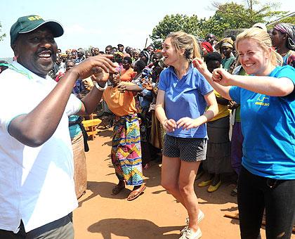 Members of Project Umubano dance with residents of Bumbogo in Gasabo District after the exercise yesterday. The Sunday Times / John Mbanda.