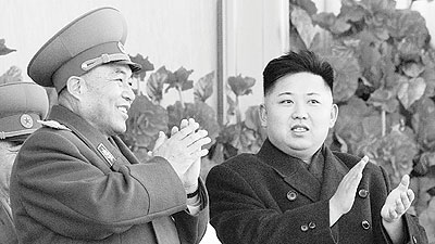 North Korean new leader Kim Jong Un, right, and General Staff chief Ri Yong. Net Photo.