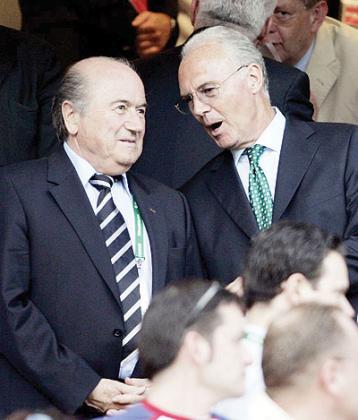 Franz Beckenbauer (R) has hit back at suggestions by FIFA president Sepp Blatter. Net photo.
