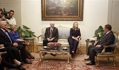 Egyptu2019s first Islamist President Mohamed Mursi (R) meets with U.S. Secretary of State Hillary Clinton (2nd R), centre is Egypts Foreign Minister Mohamed Kamel Amr. Net Photo.