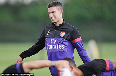 Van Persie was all smiles in training amid his exit plans. Net photo.