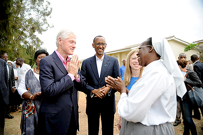 President Kagame, President Clinton and Director of RSNM Epiphanie Kabaranga in Rwamagana on Thursday.