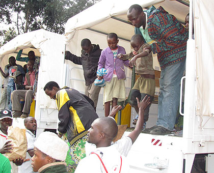 Refugees disembark from a UNHCR vehicle at Kigeme refugee camp on their arrival from Nkamira.  The New Times / File.