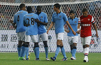 Manchester City's Yaya Toure celebrates with teammates after scoring against Arsenal. Net photo.