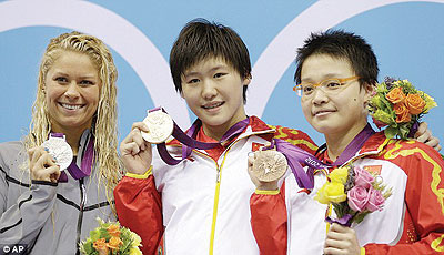 Ye Shiwen shows off the gold alongside the United Statesu2019 Elizabeth Beisel, left, and compatriot Li Xuanxu following the final. Net photo.