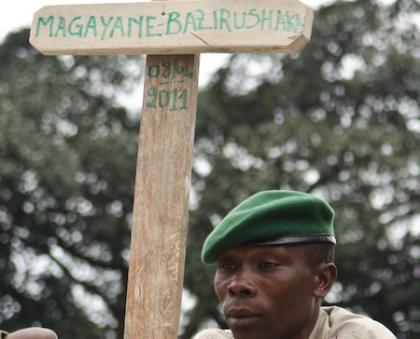A Congolese ranger holds the grave cross for a colleague killed in an attack by FDLR last year. Net photo.