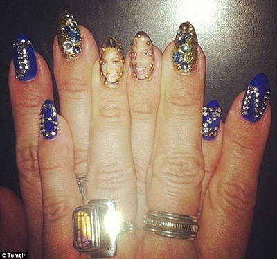 Beyonce has decorated her fingernails with husband's portrait. Net Photo