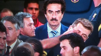 Jose Mourinho (L)  pokes Tito Vilanova in the eye  when he was Guardiola's assistant last season. Net photo.