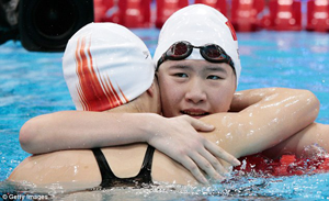 Ye Shiwen hugs Xuanxu Li after her victory at the Aquatics Centre at the Olympic Park. Net photo.