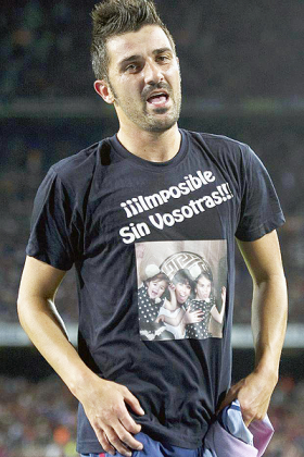 David Villa celebrate with a picture of his familty on his T-shirt. Net photo.