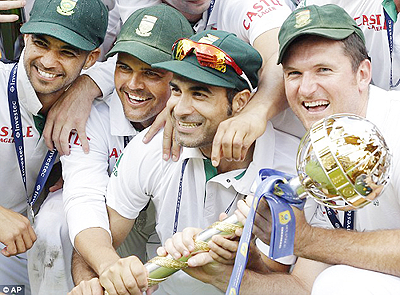 South Africa are presented with the mace that England won almost exactly a year ago. Net photo.