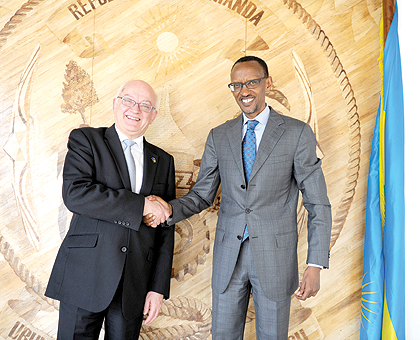 President Kagame and Bob McMullan at Village Urugwiro yesterday. The New Times/Village Urugwiro.