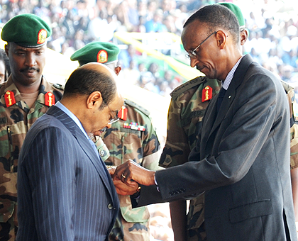 President Kagame decorates Meles Zenawi with the Liberation and the Campaign against Genocide medals in Kigali in 2009. The New Times File.