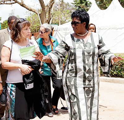 Health Minister Dr Agnes Binagwaho (R) chats with Rockefeller Foundation Managing Director Dr Jeannette Vega during the tour of the University. The New Times/Timothy Kisambira.