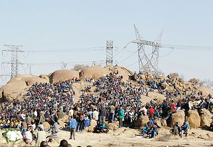 Mine workers who are on strike attend a gathering. Net photo.