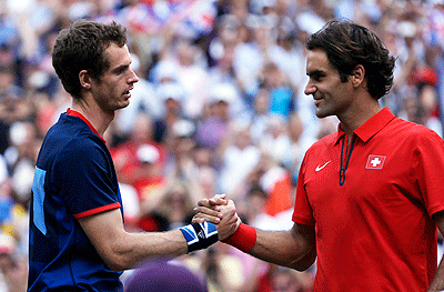 World No. 1 Federer (R) won his 17th Grand Slam title by beating Andy Murray (L) in last month's Wimbledon final. Net photo.
