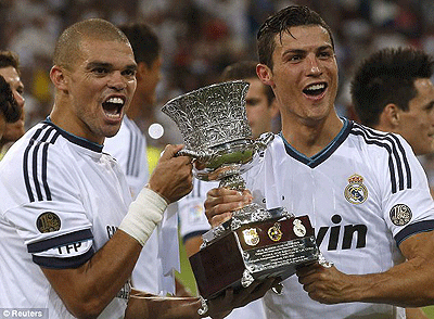 Pepe (L) and Cristiano Ronaldo celebrate after winning the Spanish Super Cup on Wednesday.  Net photo.