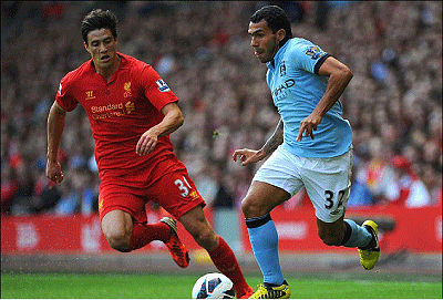 Liverpool defender Martin Kelly (L) closes in on and Manchester City striker Carlos Tevez during last weekend's Premier League clash at Anfield. Net photo.